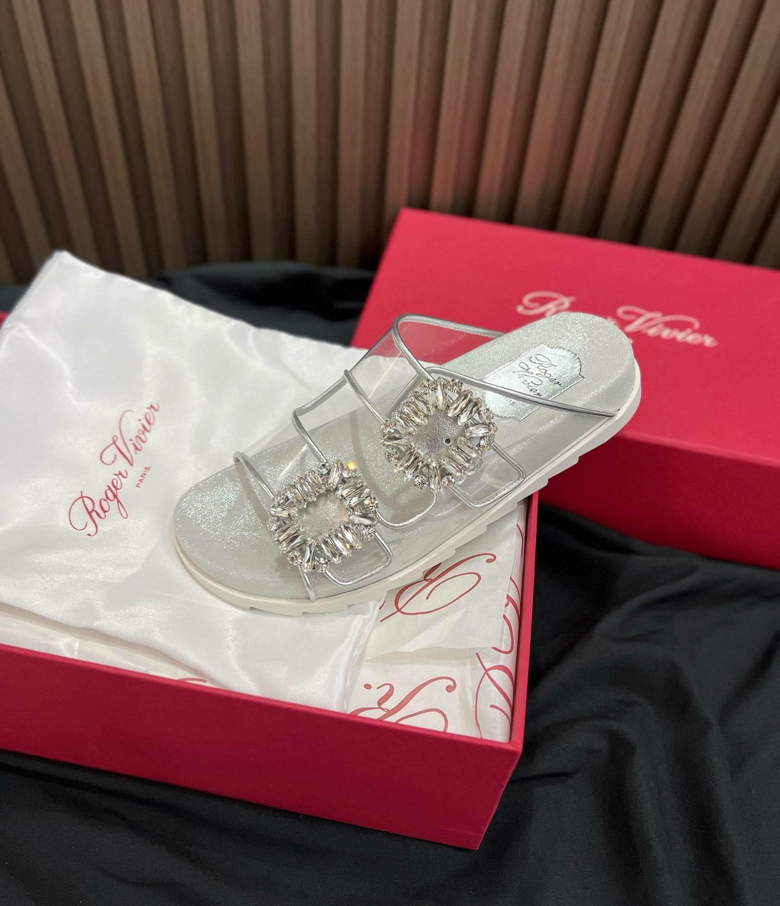 로저비비에 슬라이드 비브 스트라스 버클 샌들