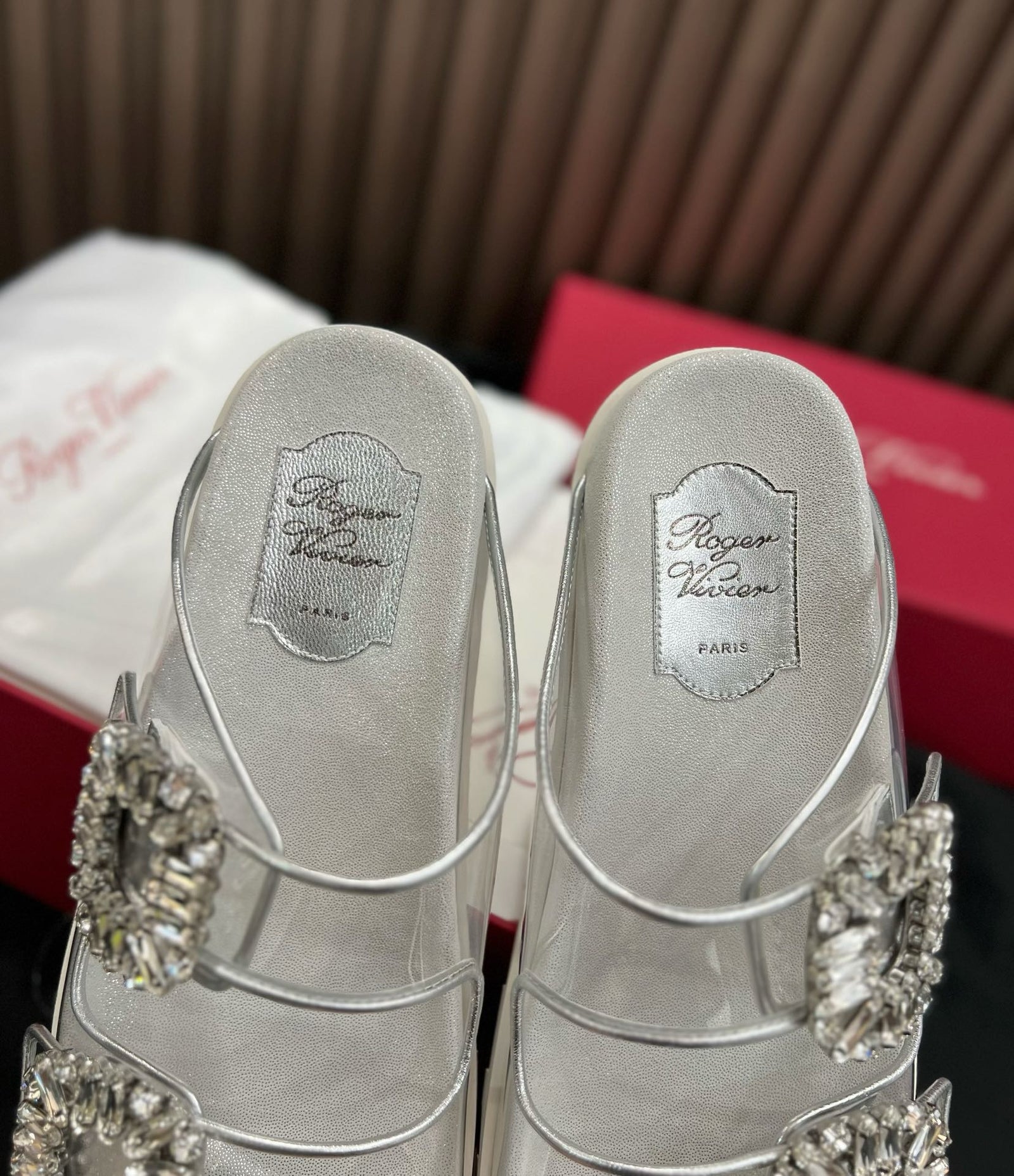 로저비비에 슬라이드 비브 스트라스 버클 샌들