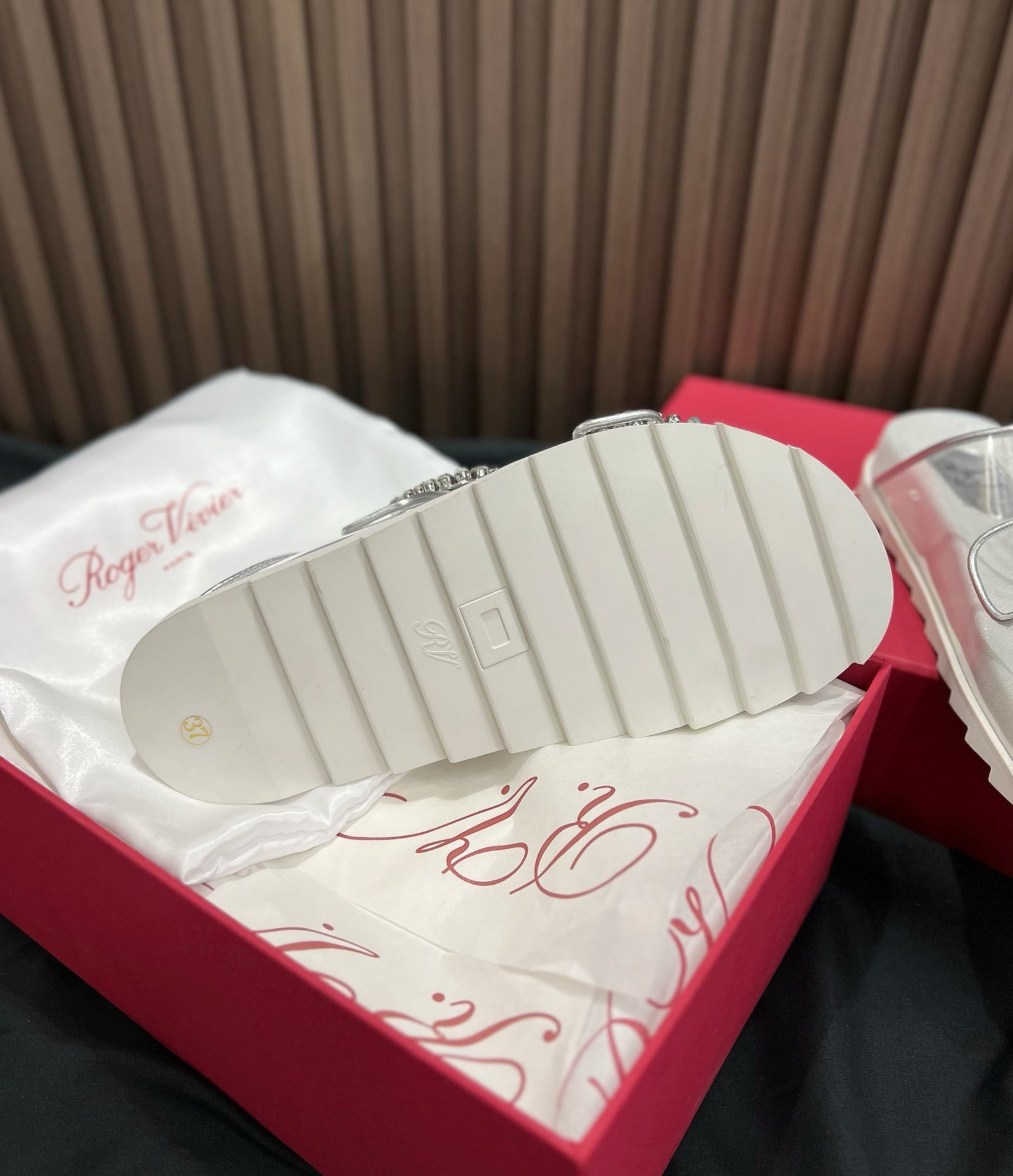 로저비비에 슬라이드 비브 스트라스 버클 샌들