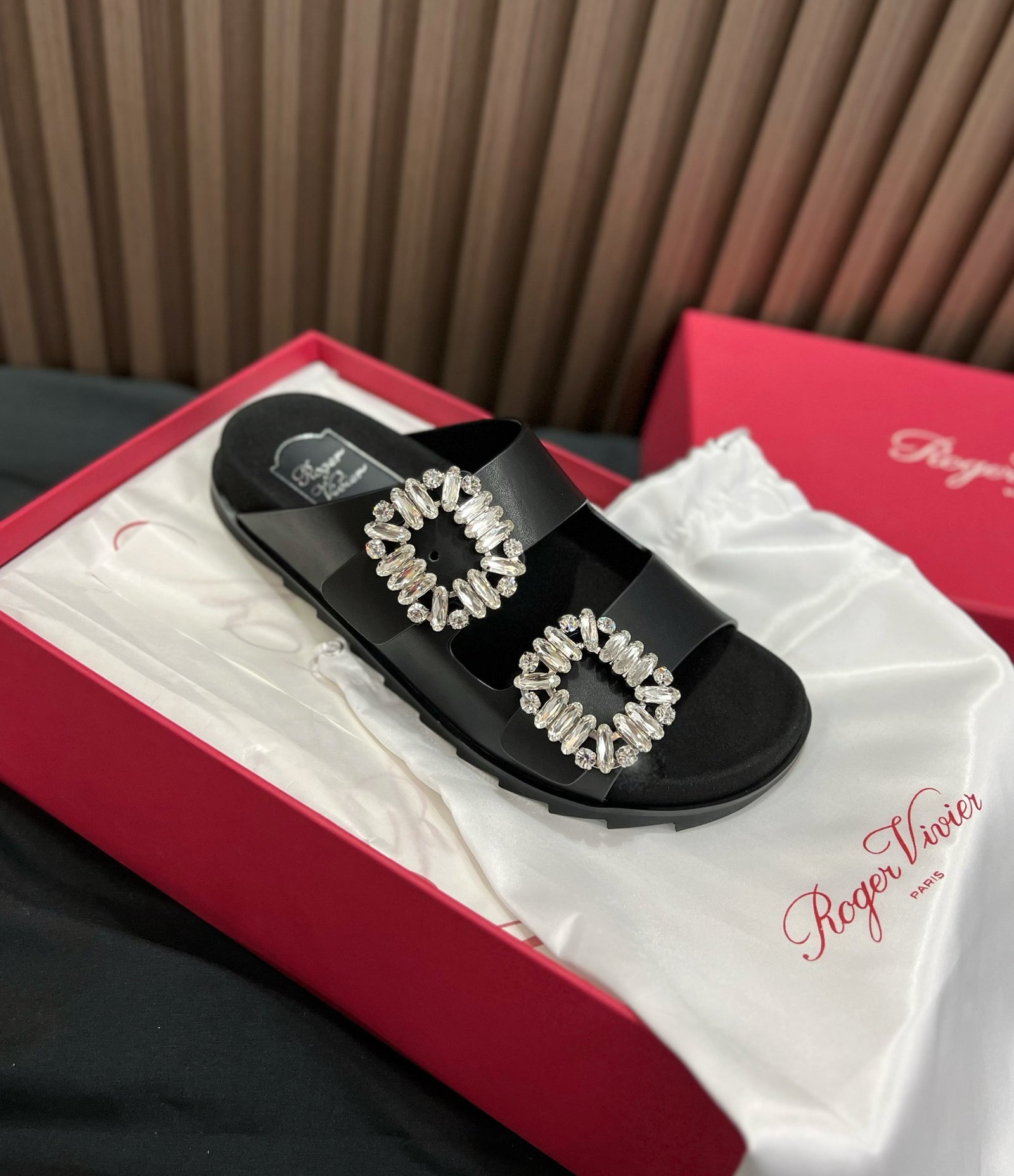 로저비비에 슬라이드 비브 스트라스 버클 샌들