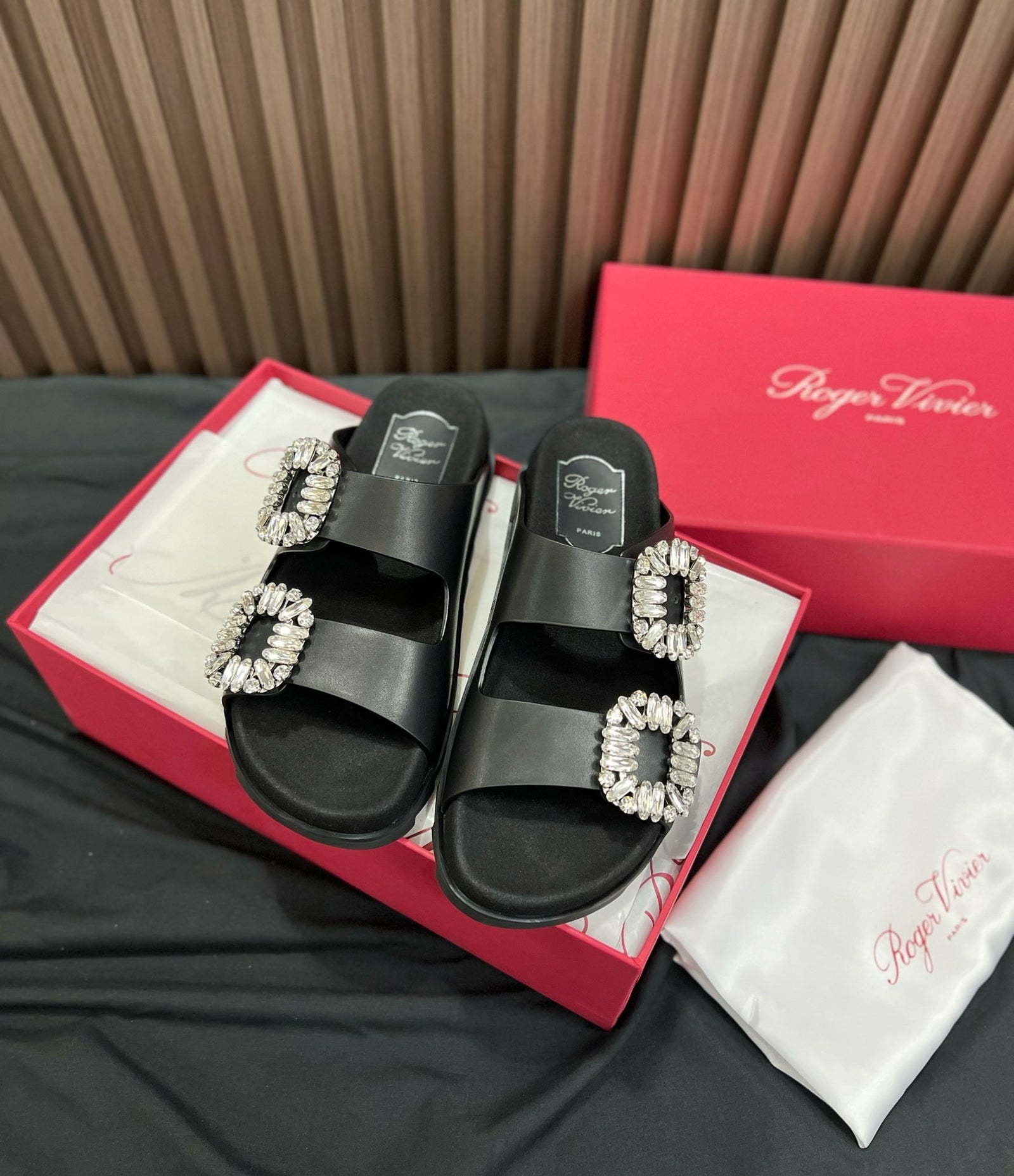 로저비비에 슬라이드 비브 스트라스 버클 샌들