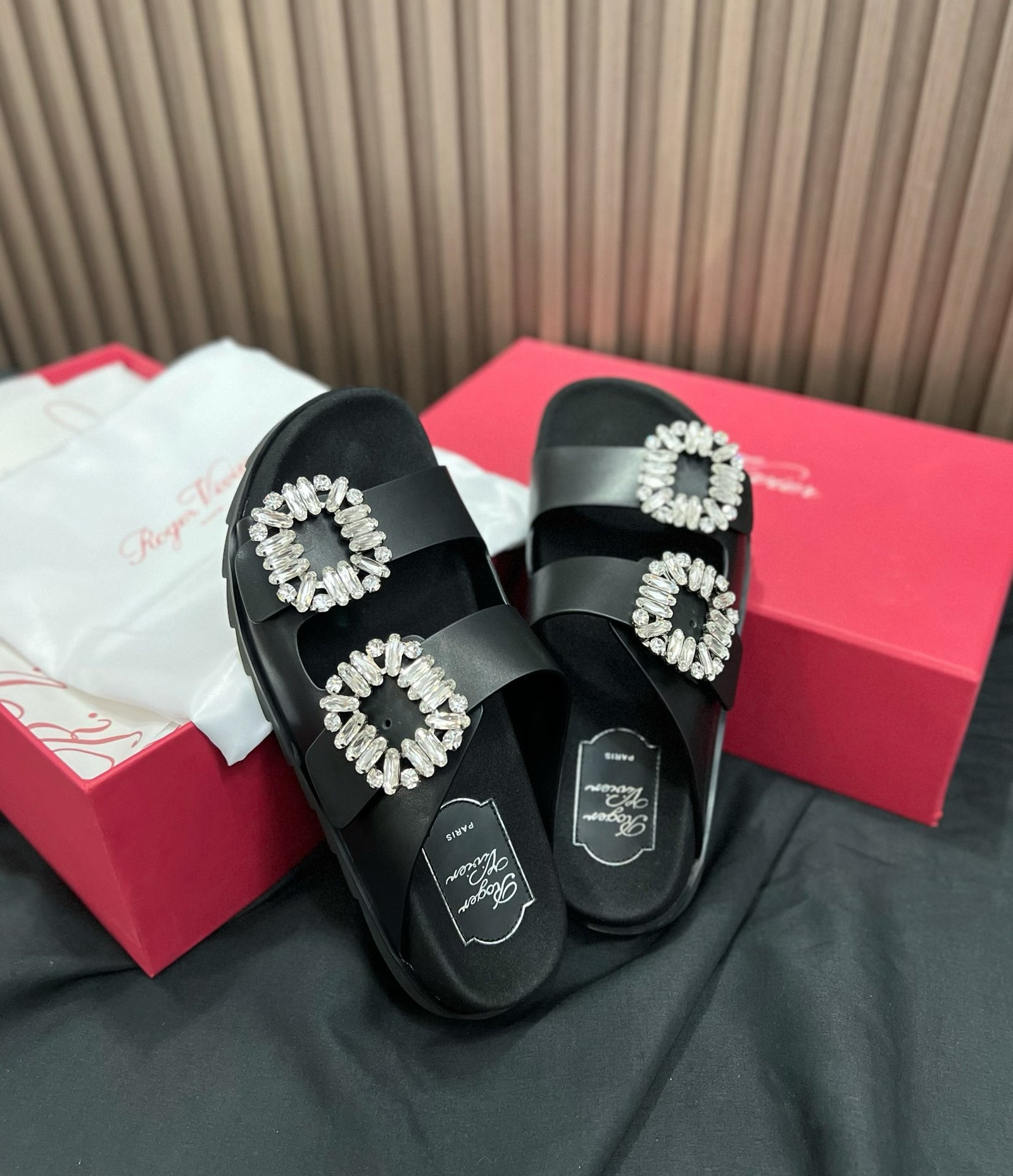 로저비비에 슬라이드 비브 스트라스 버클 샌들