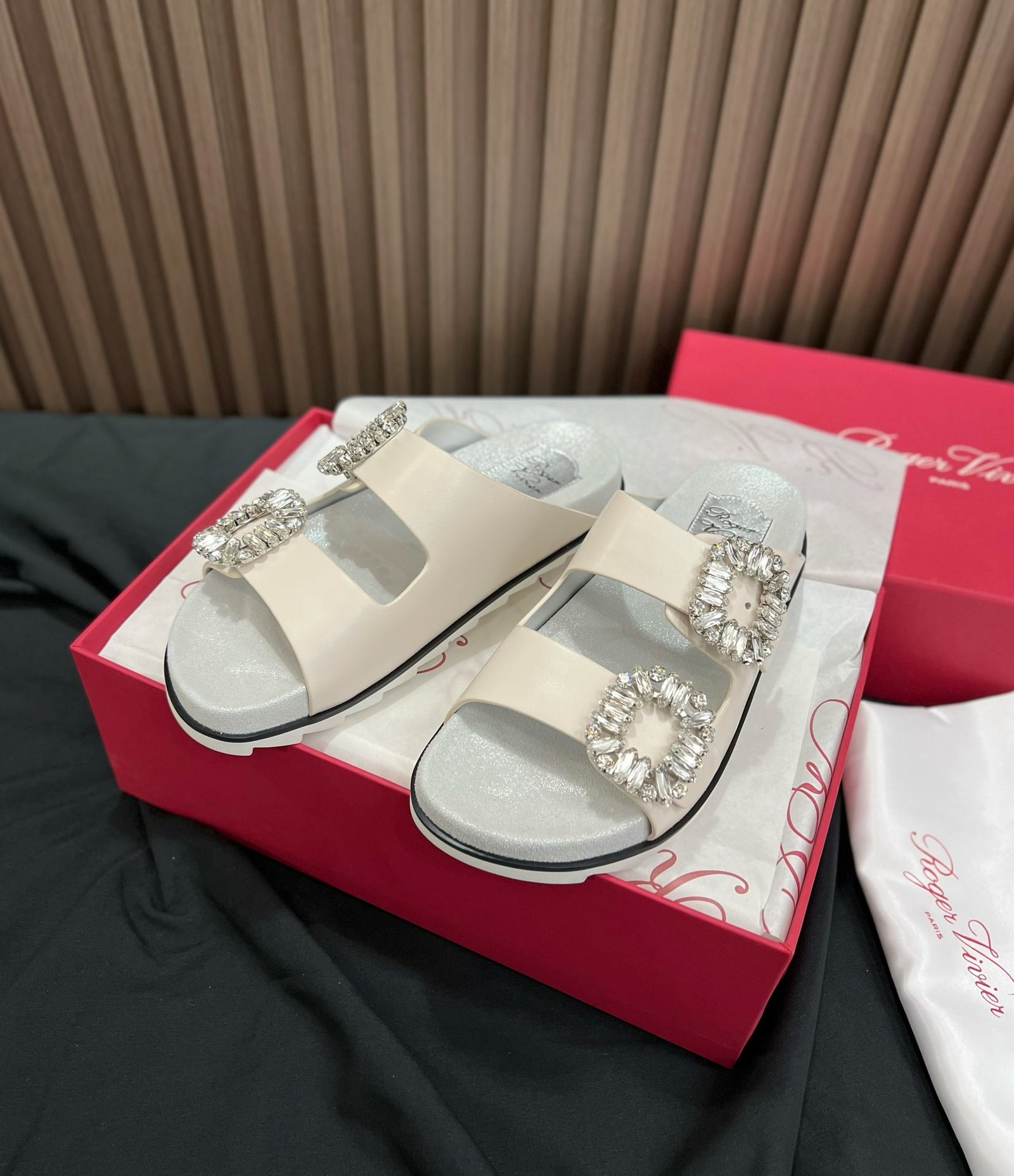 로저비비에 슬라이드 비브 스트라스 버클 샌들