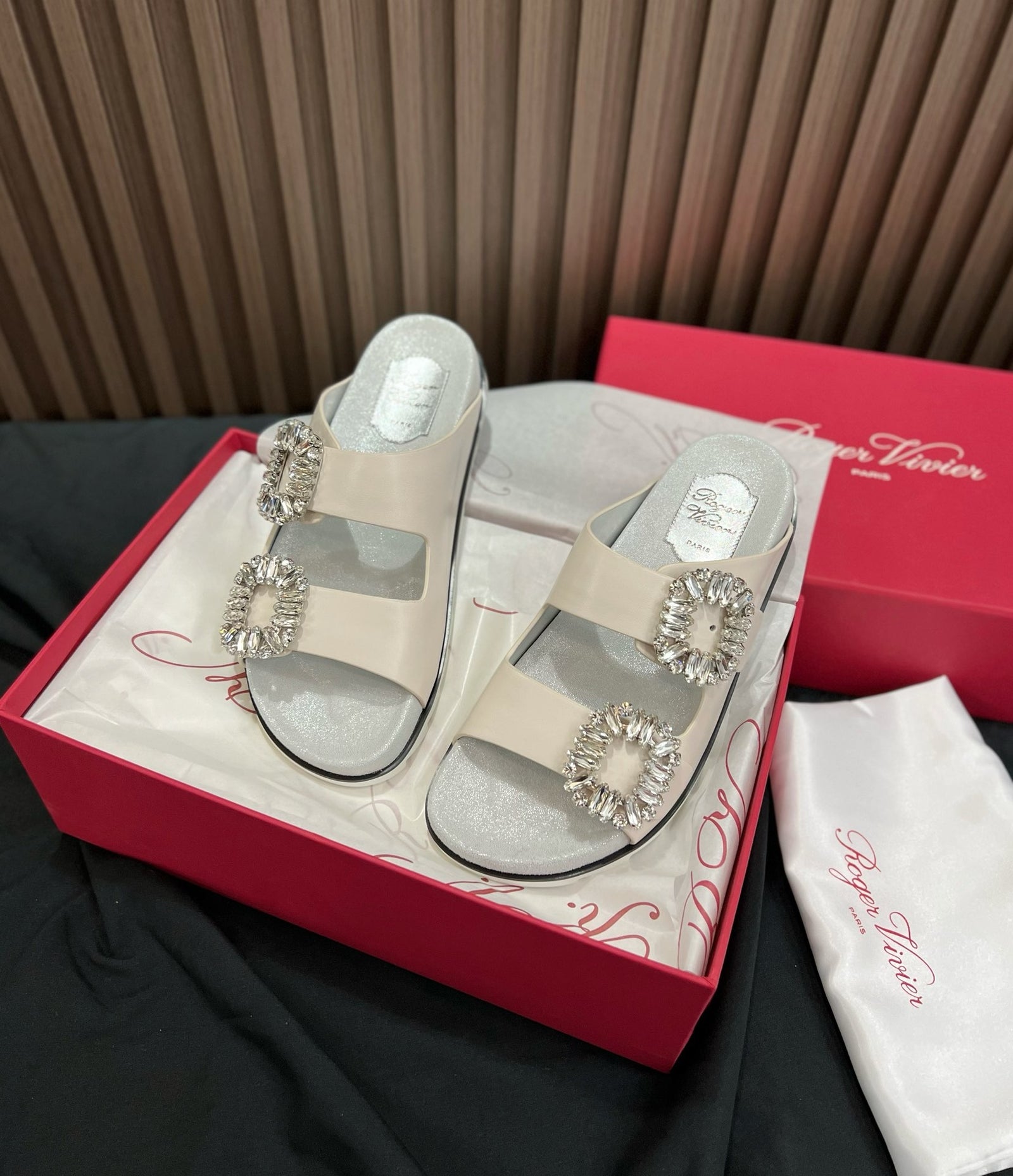 로저비비에 슬라이드 비브 스트라스 버클 샌들