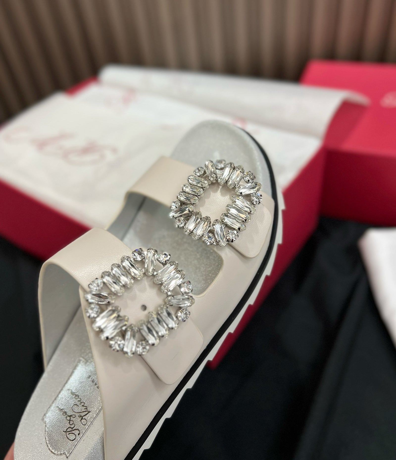 로저비비에 슬라이드 비브 스트라스 버클 샌들