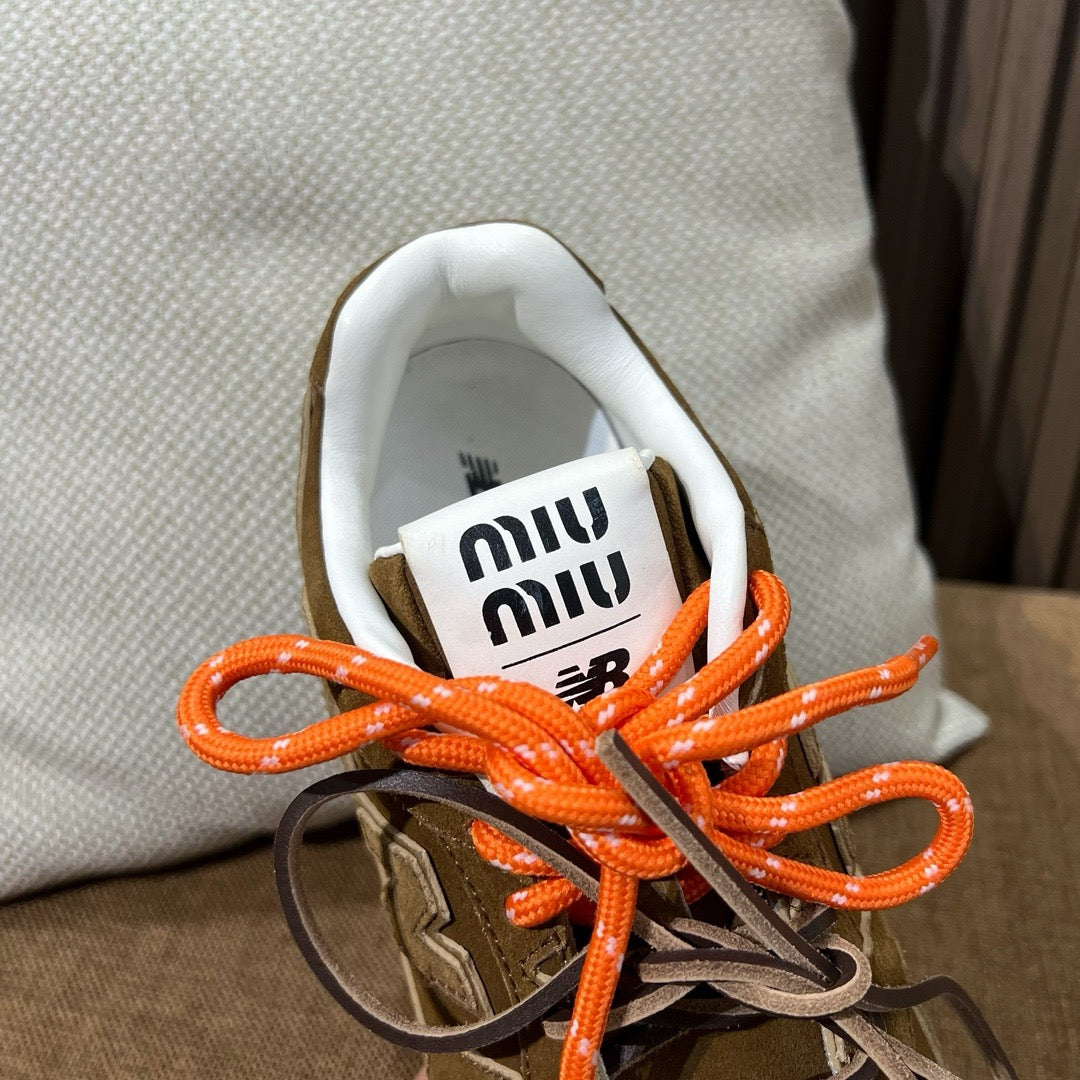 미우미우 X 뉴발란스 530 스웨이드 스니커즈
