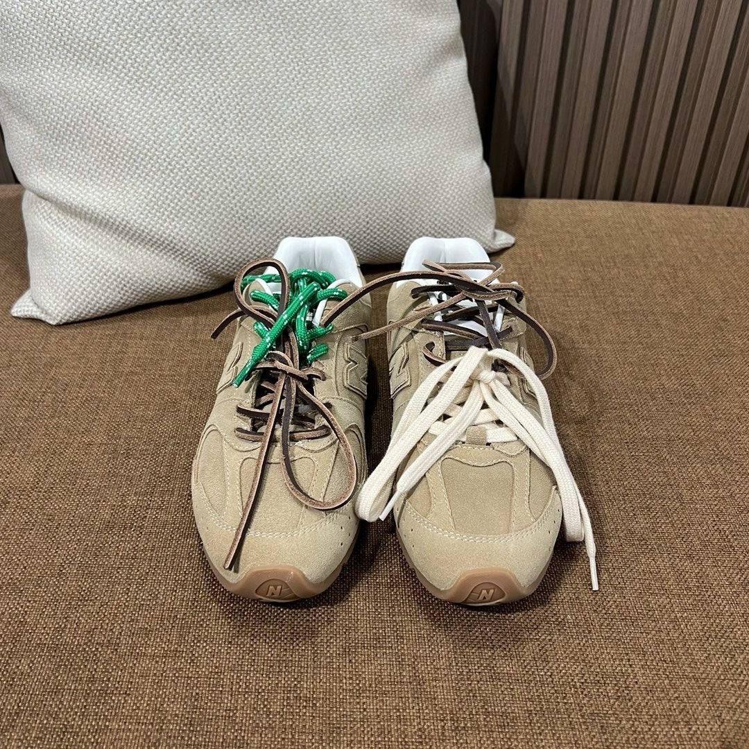 미우미우 X 뉴발란스 530 스웨이드 스니커즈