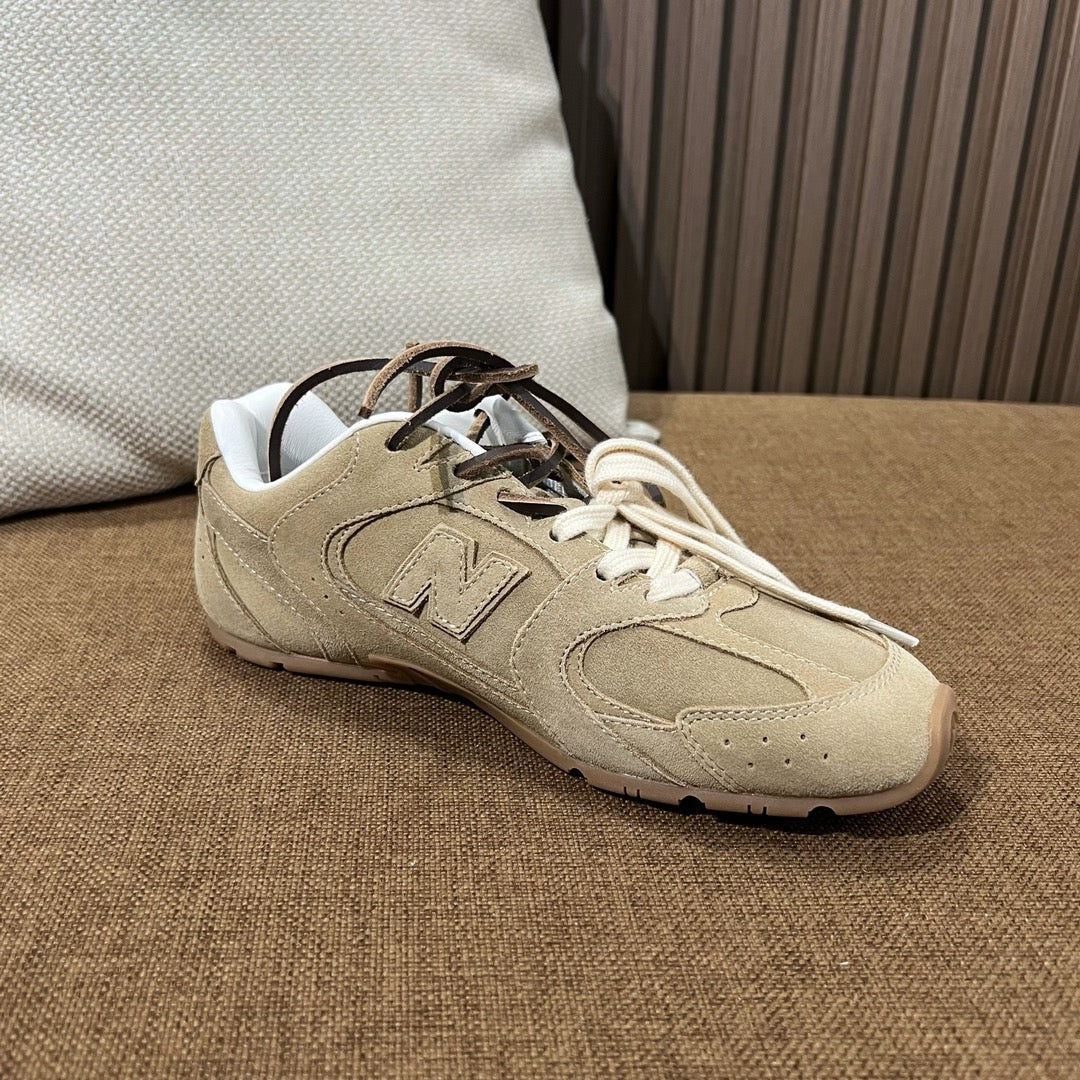 미우미우 X 뉴발란스 530 스웨이드 스니커즈