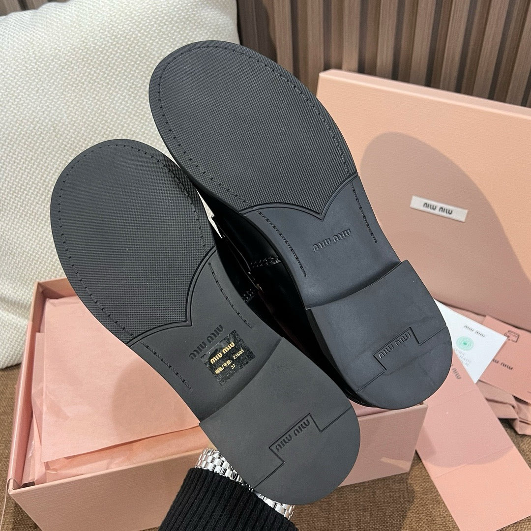 미우미우 브러쉬드 가죽 페니 로퍼