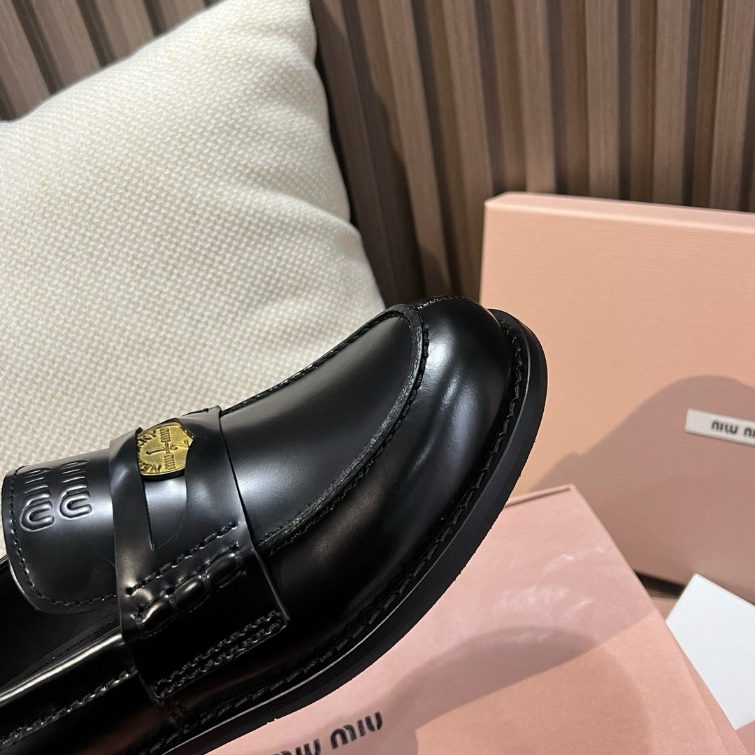 미우미우 브러쉬드 가죽 페니 로퍼