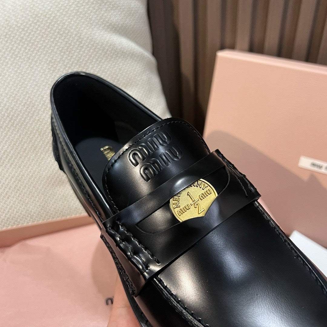 미우미우 브러쉬드 가죽 페니 로퍼