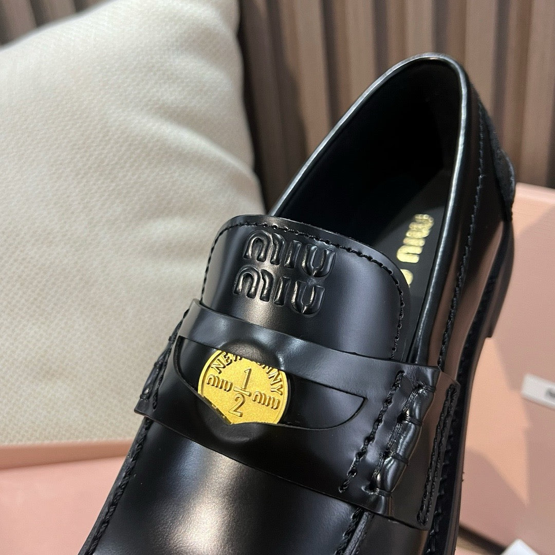 미우미우 브러쉬드 가죽 페니 로퍼