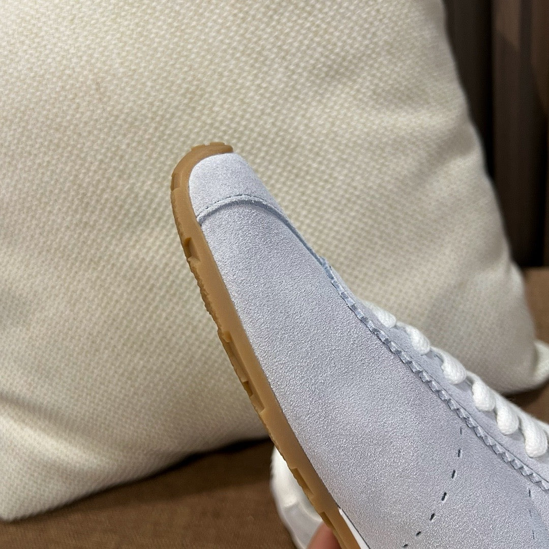 미우미우 플룸 스웨이드 스니커즈