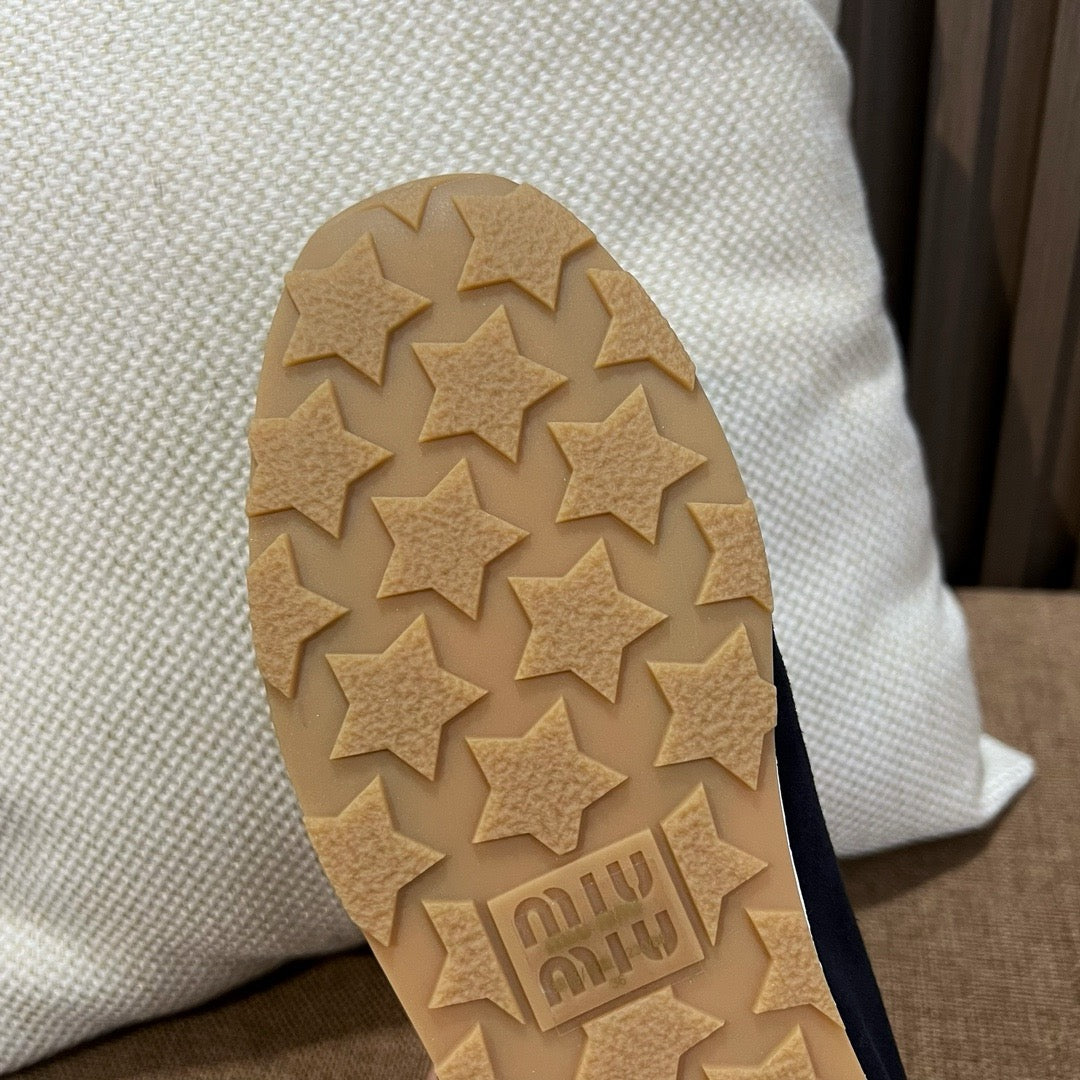 미우미우 플룸 스웨이드 스니커즈