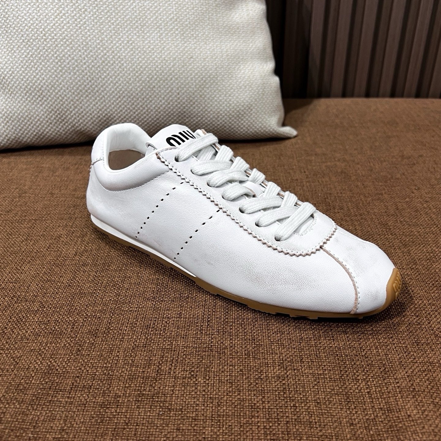 미우미우 플룸 스웨이드 스니커즈