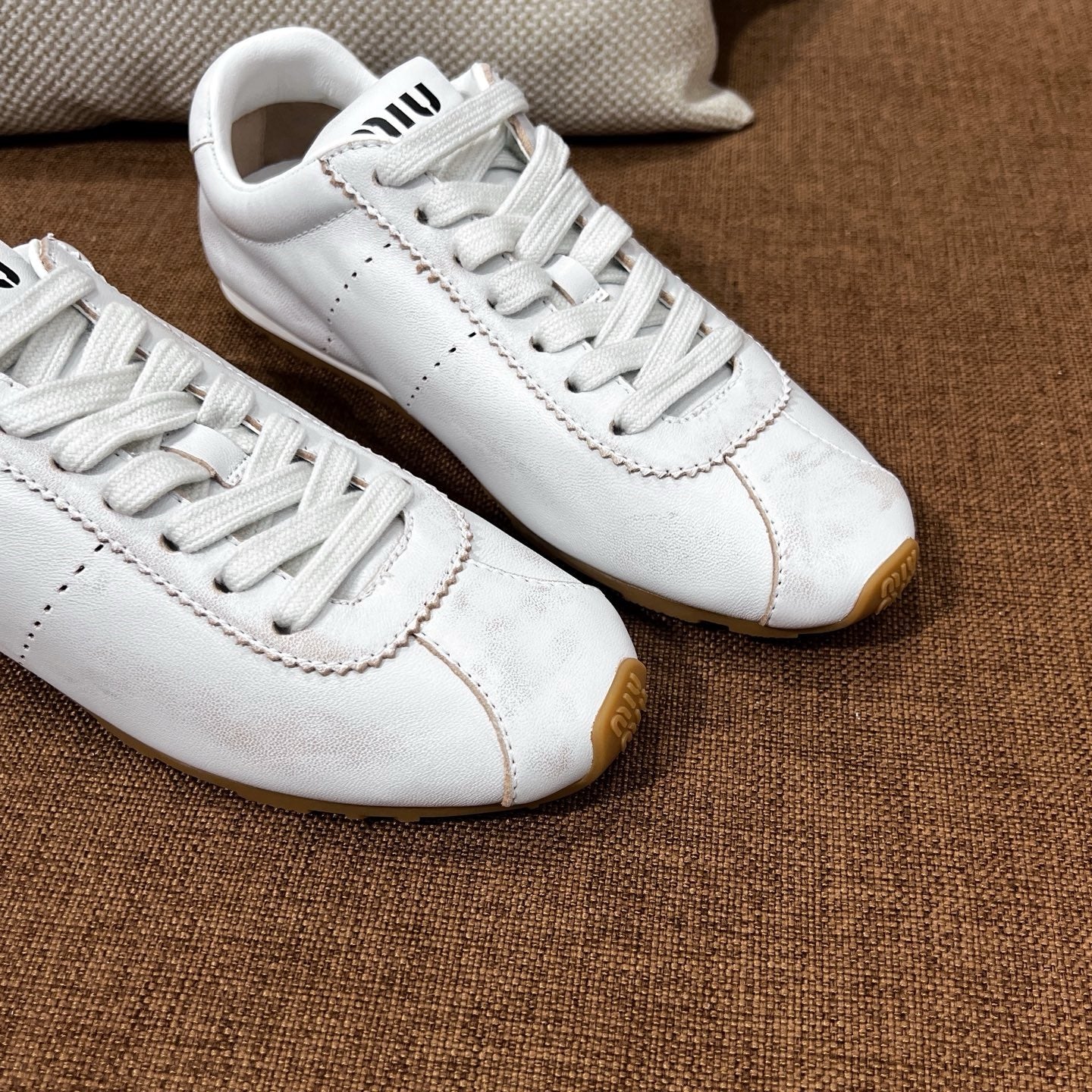 미우미우 플룸 스웨이드 스니커즈