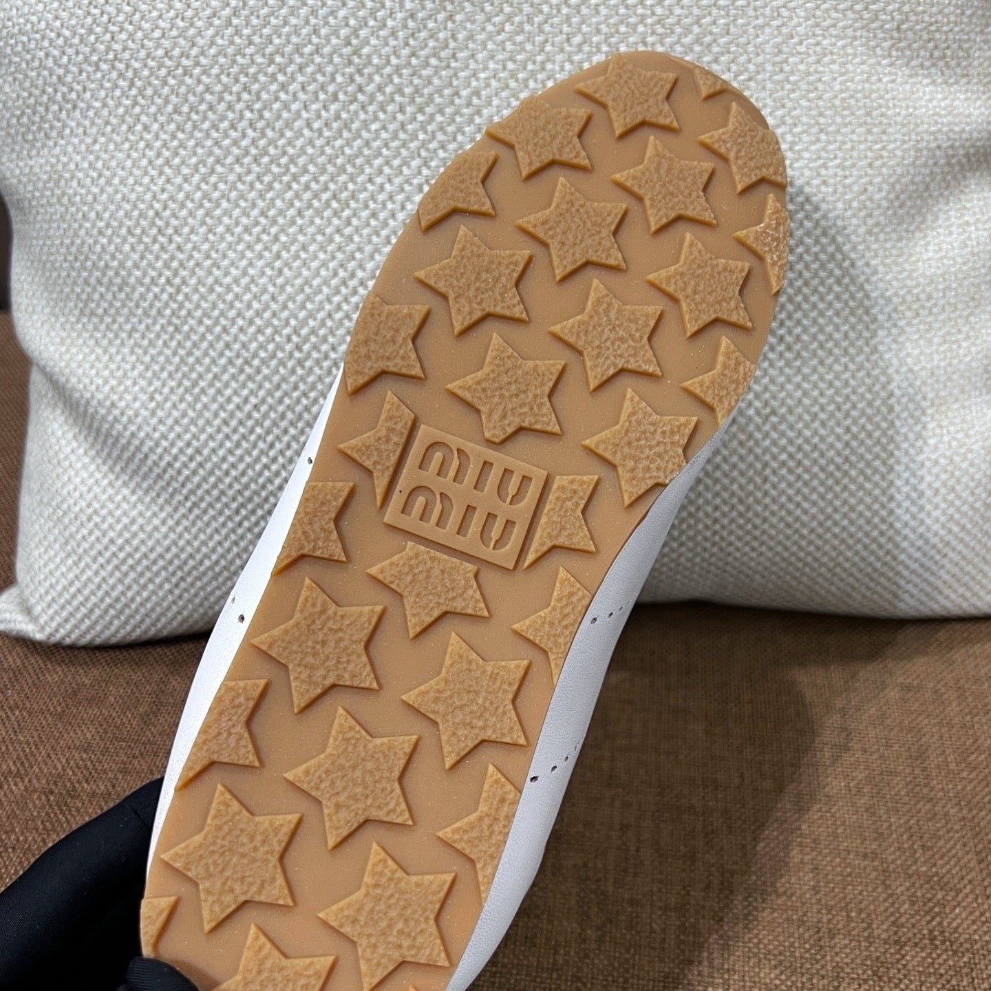 미우미우 플룸 스웨이드 스니커즈