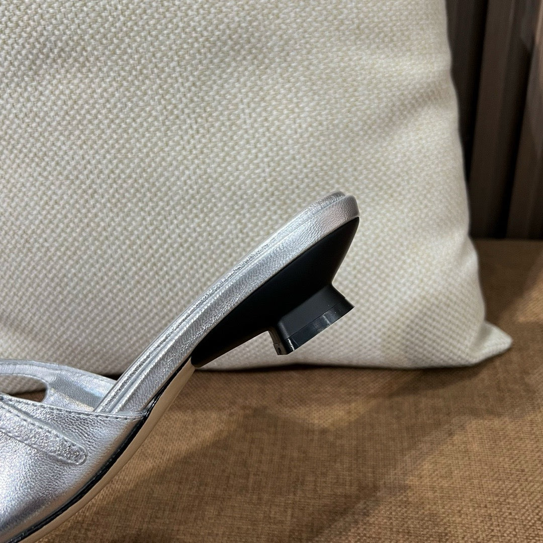 미우미우 투톤 페이던트 레더 뮬