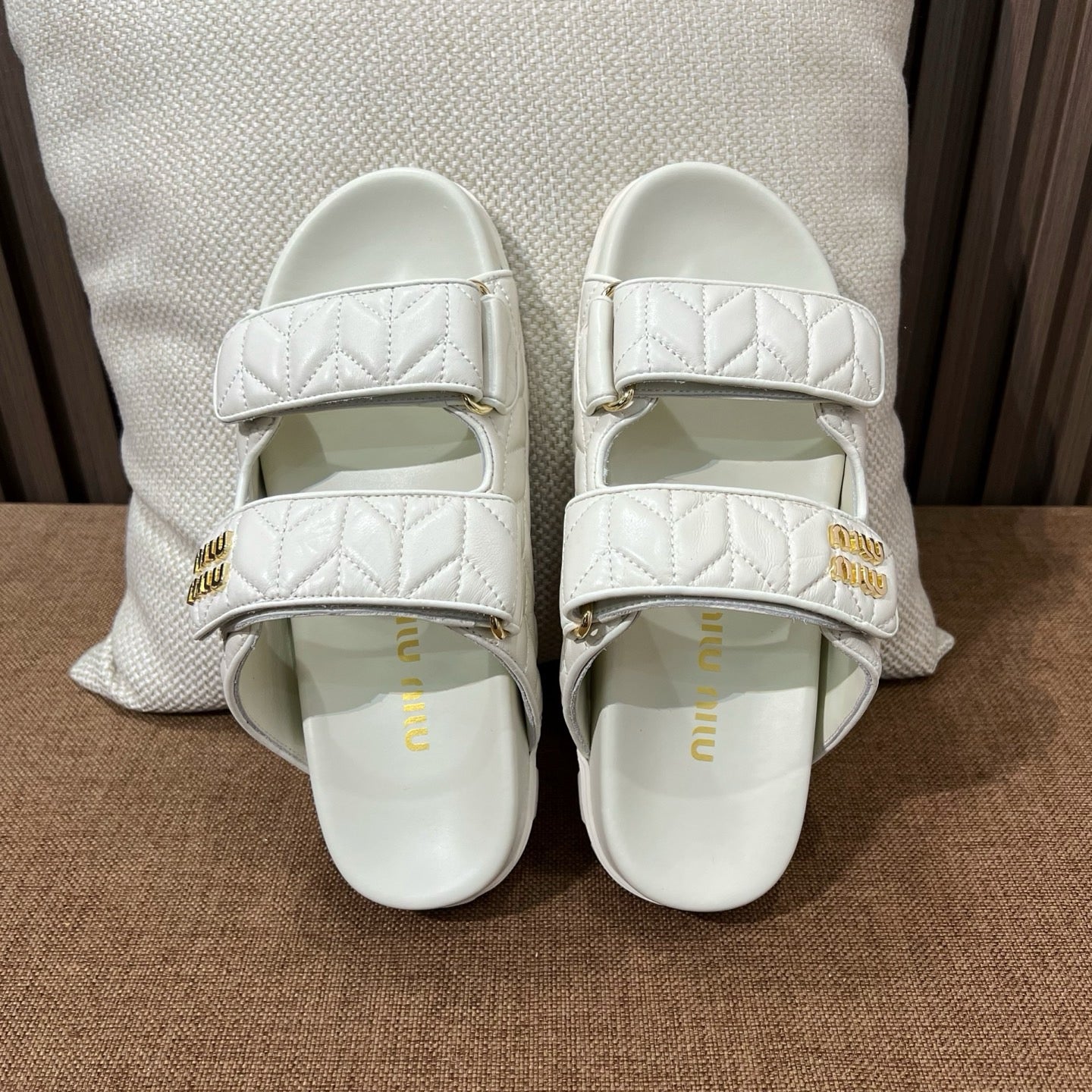 미우미우 마테라쎄 슬라이드 샌들