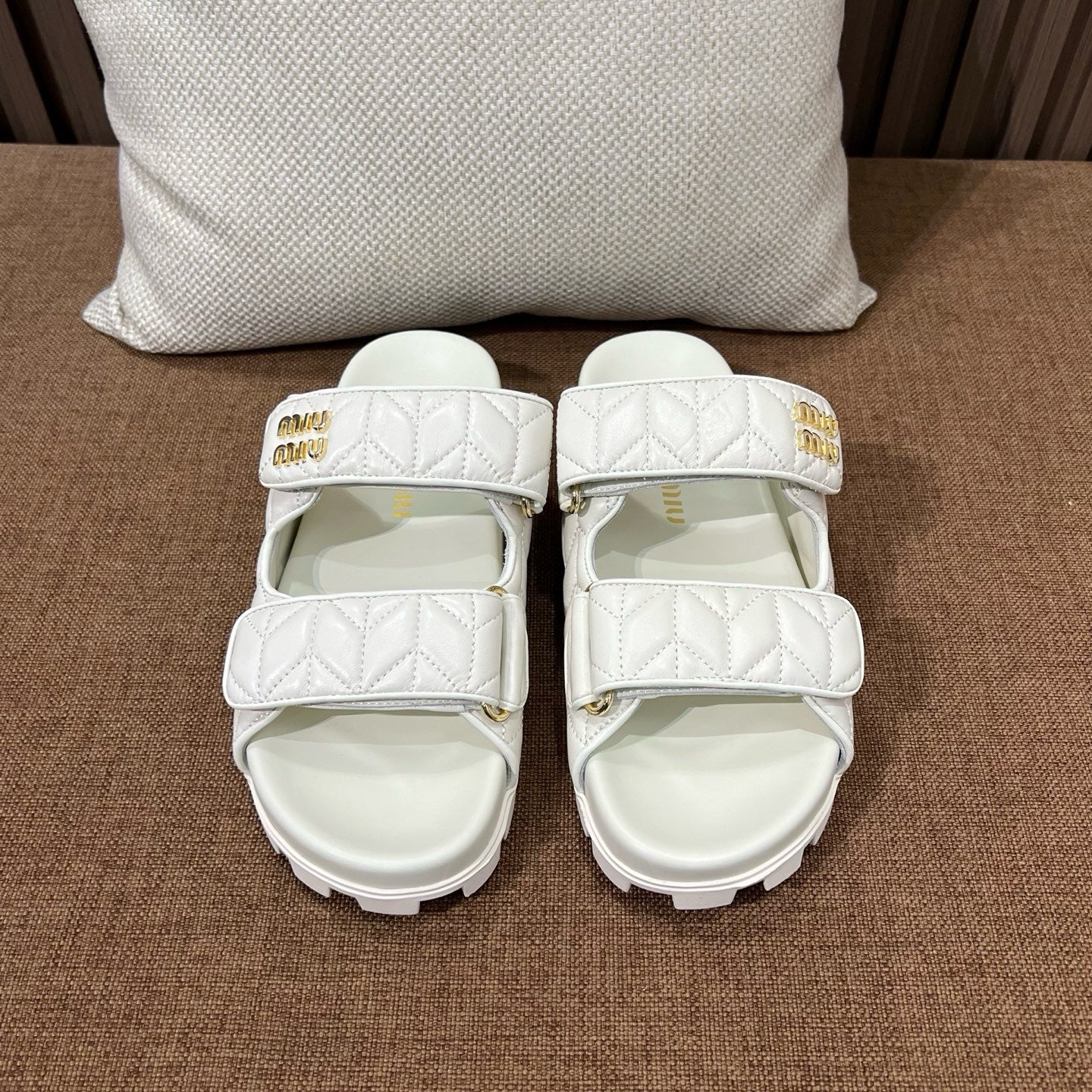 미우미우 마테라쎄 슬라이드 샌들