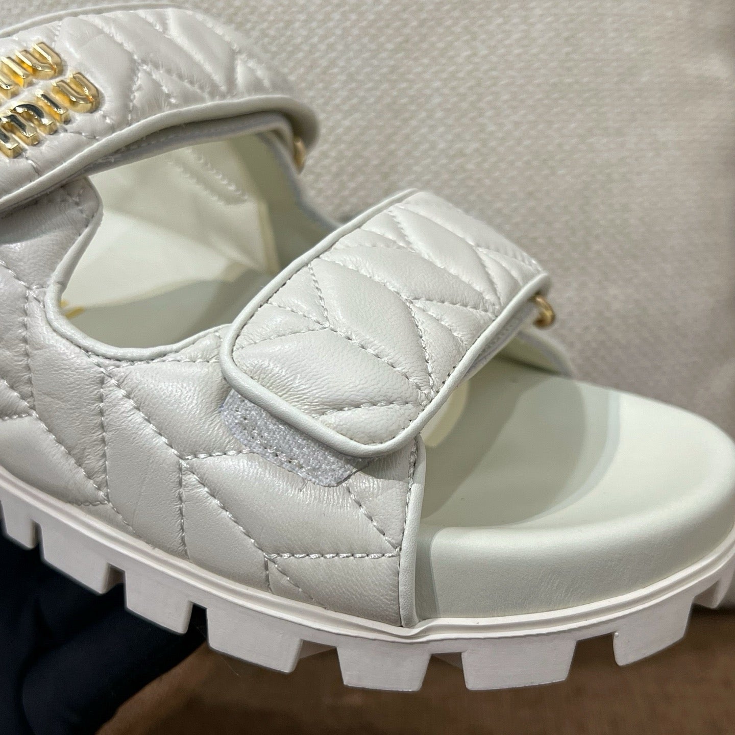 미우미우 마테라쎄 슬라이드 샌들