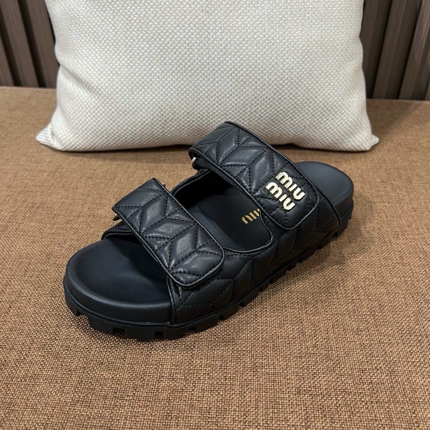 미우미우 마테라쎄 슬라이드 샌들