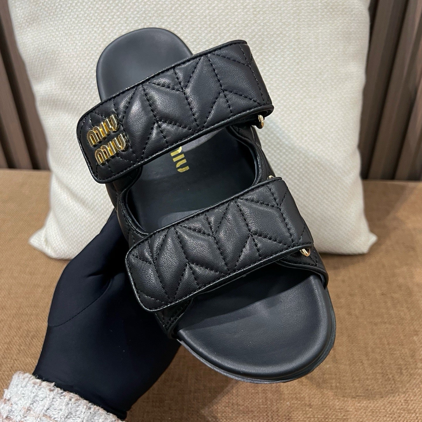 미우미우 마테라쎄 슬라이드 샌들