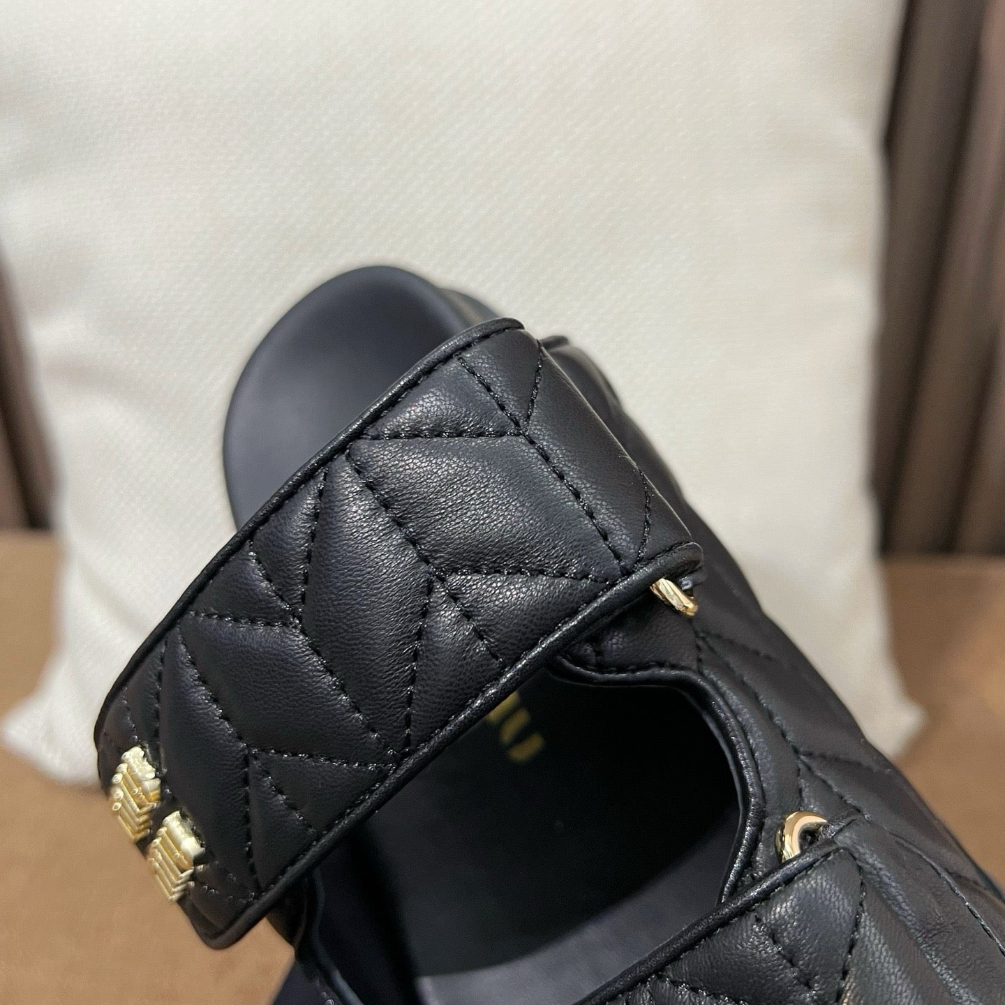 미우미우 마테라쎄 슬라이드 샌들