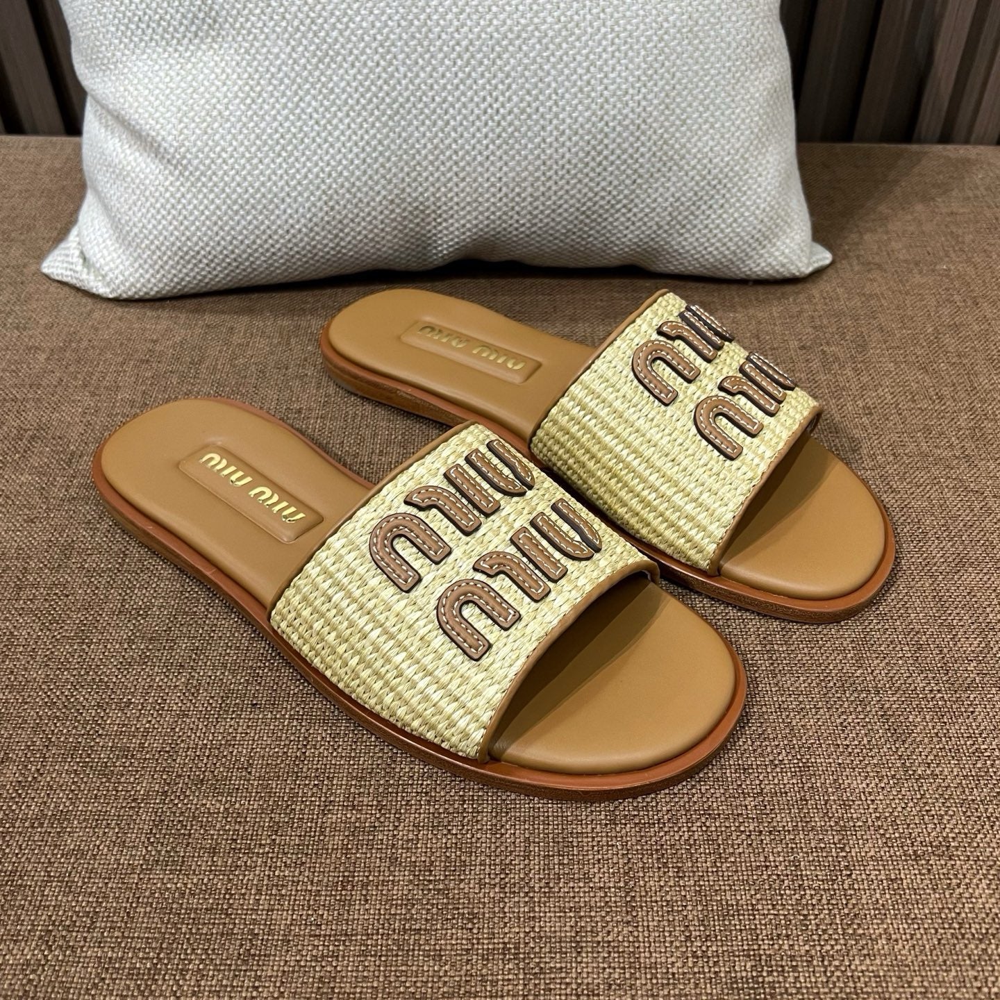 미우미우 라피아 이펙트 패브릭 슬라이드 뮬