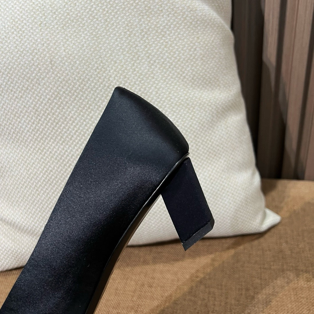 로저비비에 벨 비비에 크리스탈 버클 펌프스