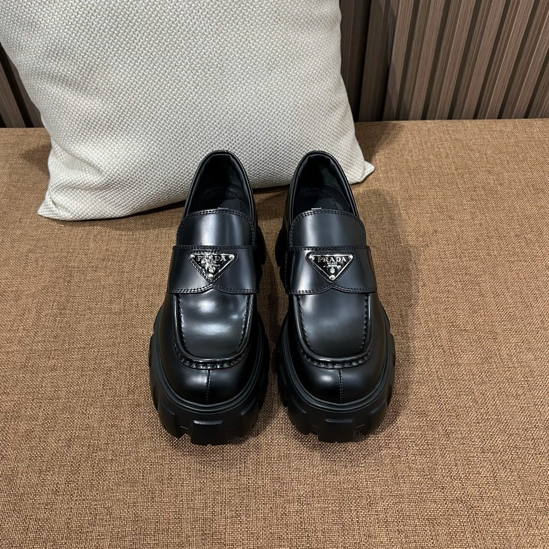 프라다 모놀리스 로퍼