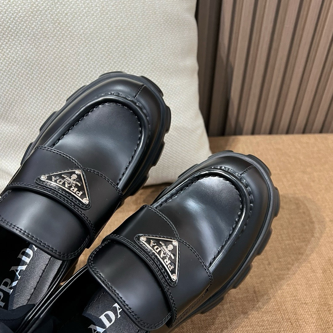 프라다 모놀리스 로퍼