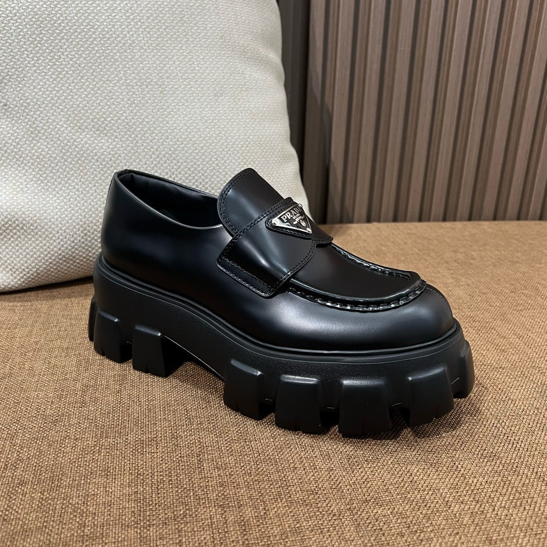 프라다 모놀리스 로퍼