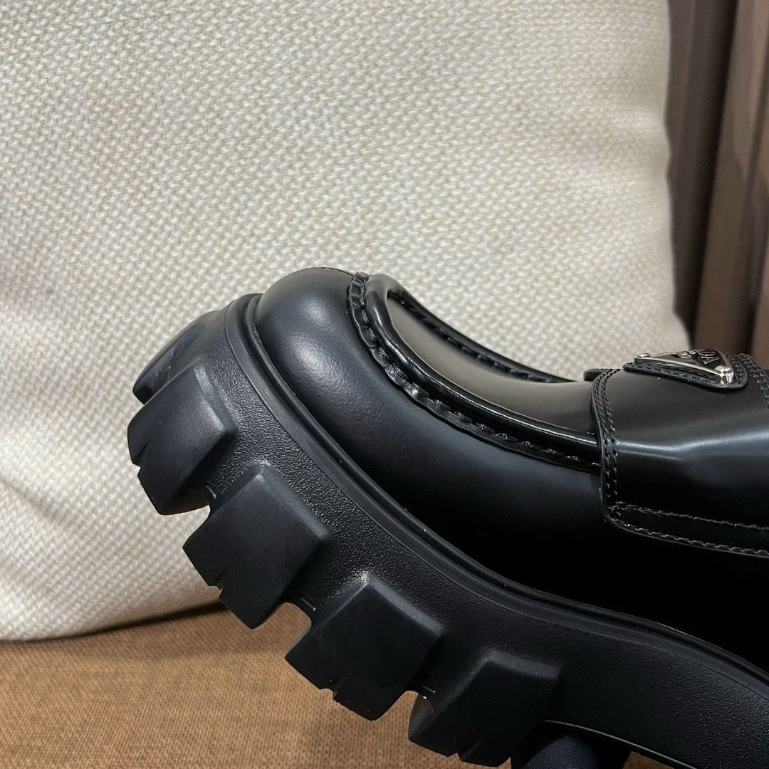 프라다 모놀리스 로퍼