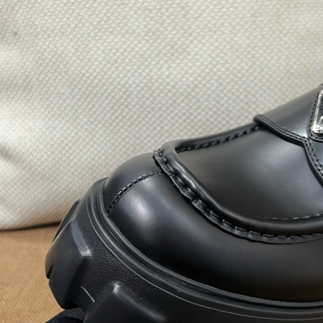 프라다 모놀리스 로퍼