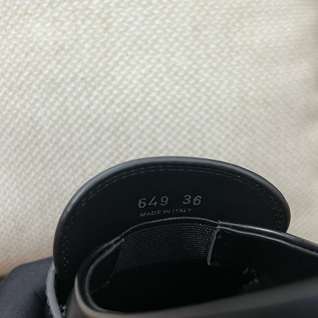 프라다 모놀리스 로퍼