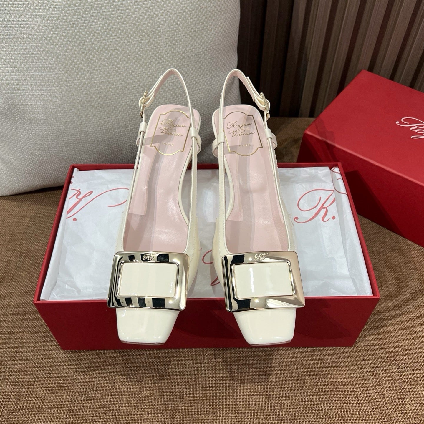 로저비비에 트럼펫 메탈 버클 슬링백 펌프스