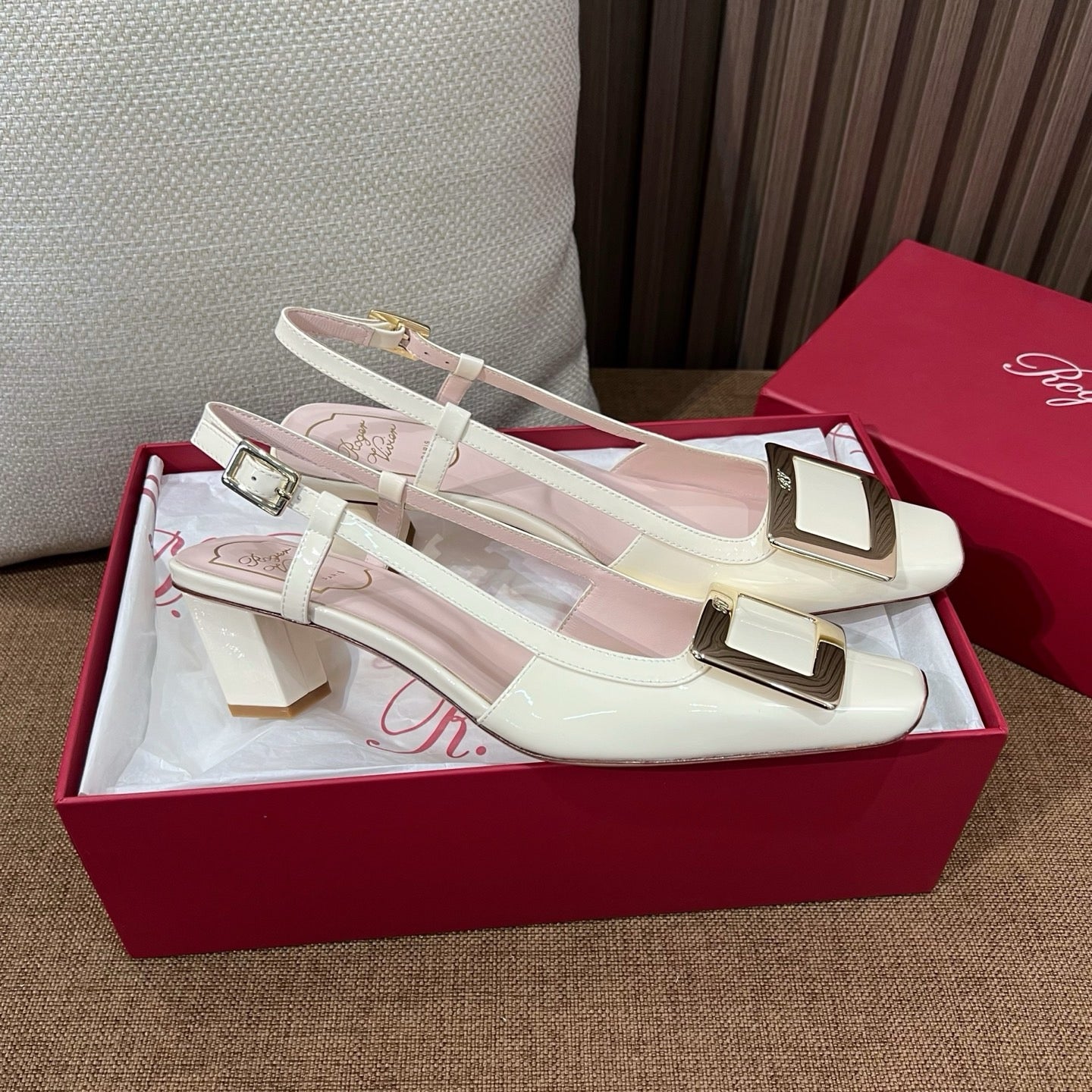 로저비비에 트럼펫 메탈 버클 슬링백 펌프스