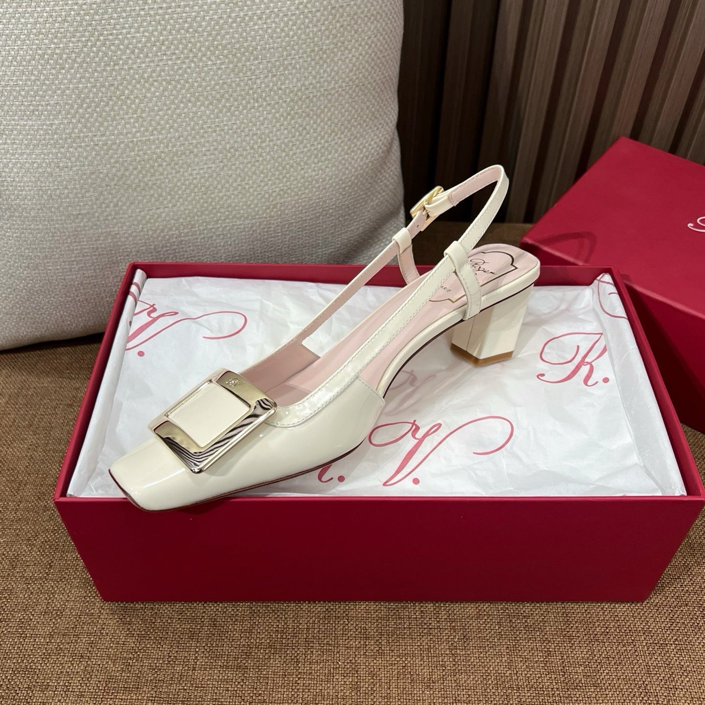 로저비비에 트럼펫 메탈 버클 슬링백 펌프스