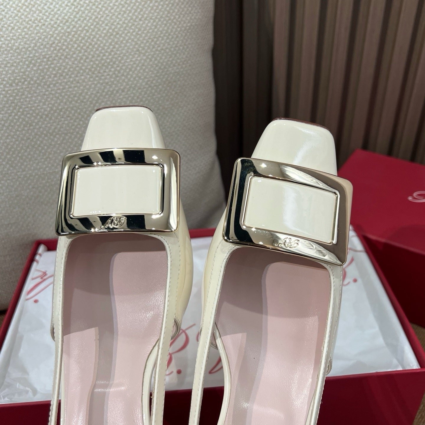 로저비비에 트럼펫 메탈 버클 슬링백 펌프스