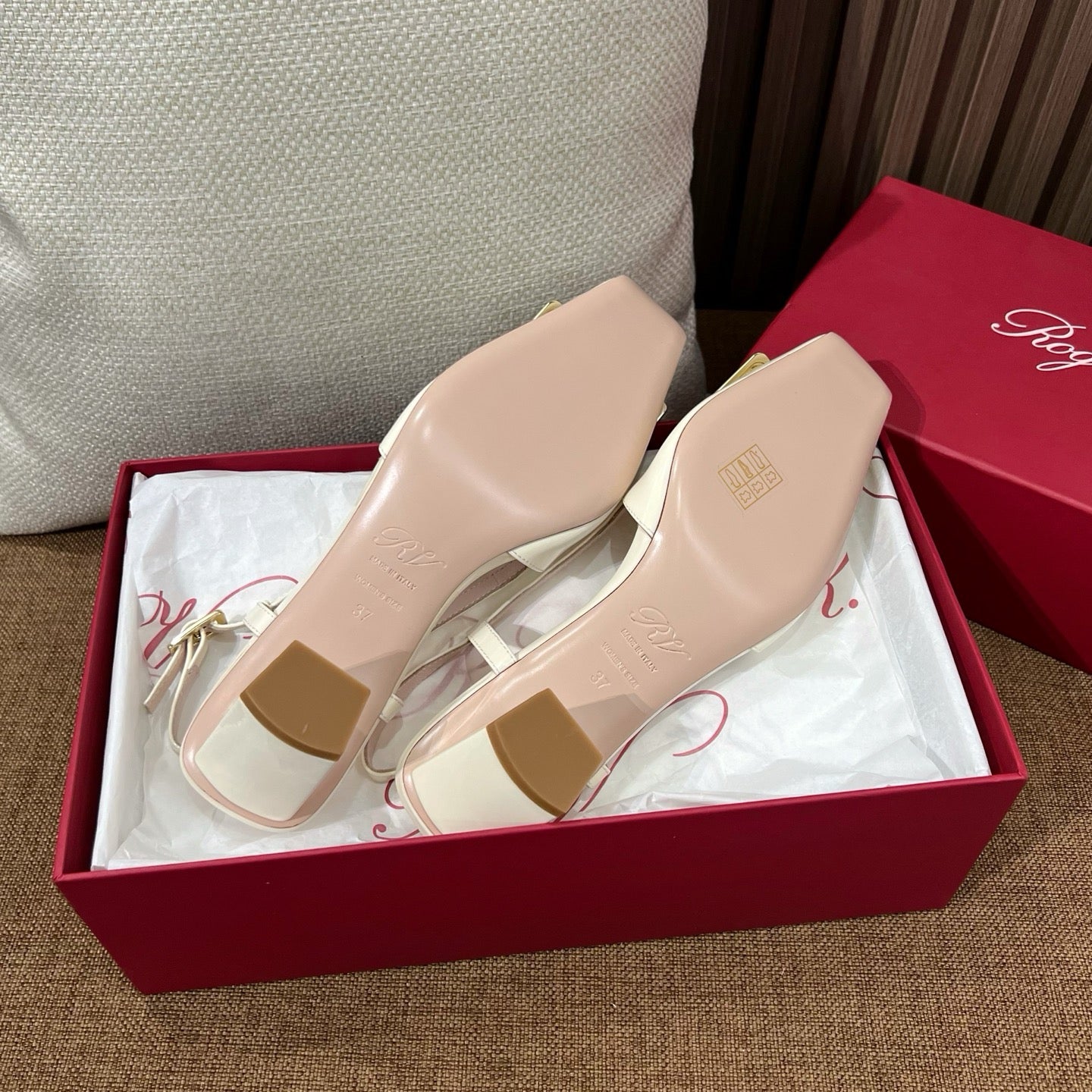 로저비비에 트럼펫 메탈 버클 슬링백 펌프스