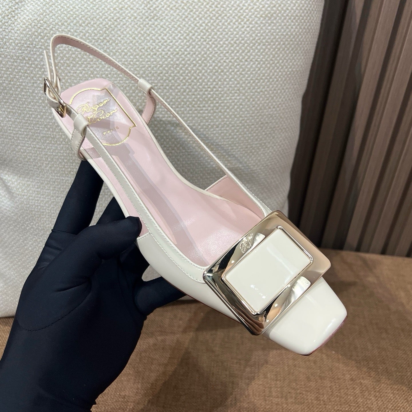 로저비비에 트럼펫 메탈 버클 슬링백 펌프스