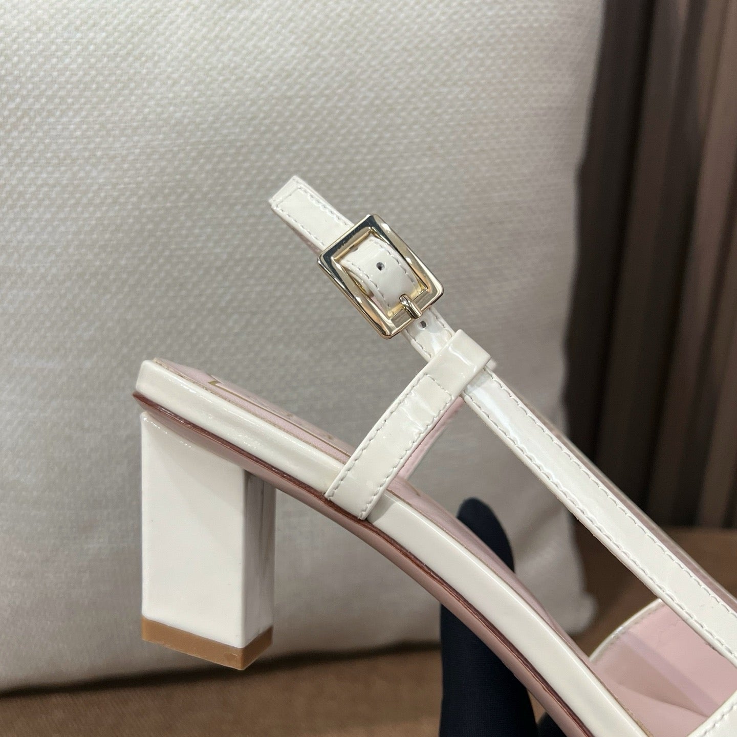 로저비비에 트럼펫 메탈 버클 슬링백 펌프스