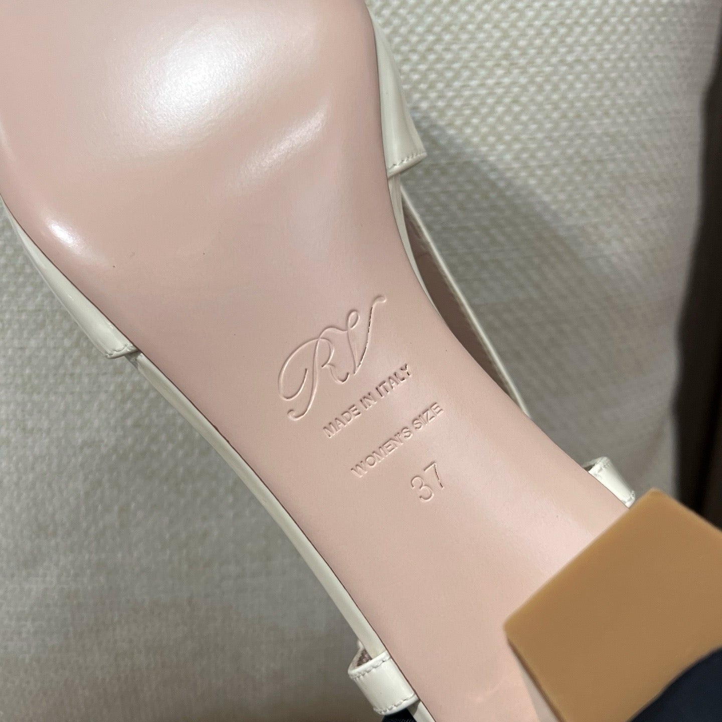 로저비비에 트럼펫 메탈 버클 슬링백 펌프스