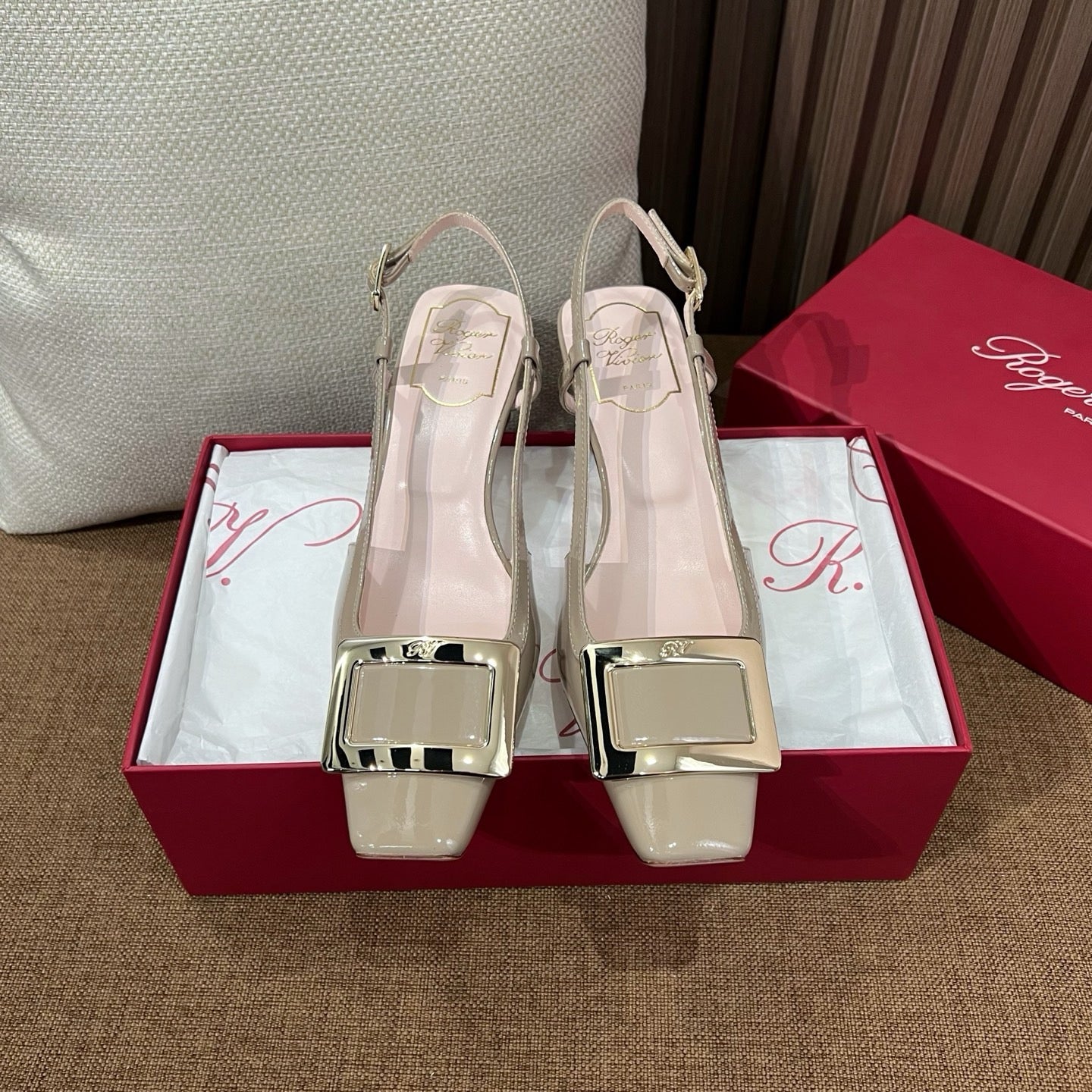 로저비비에 트럼펫 메탈 버클 슬링백 펌프스