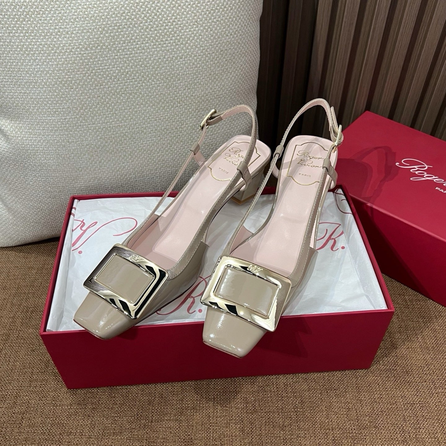 로저비비에 트럼펫 메탈 버클 슬링백 펌프스