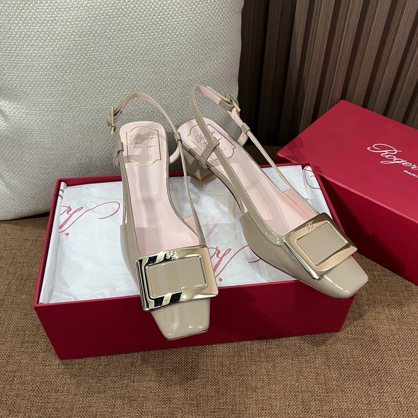 로저비비에 트럼펫 메탈 버클 슬링백 펌프스