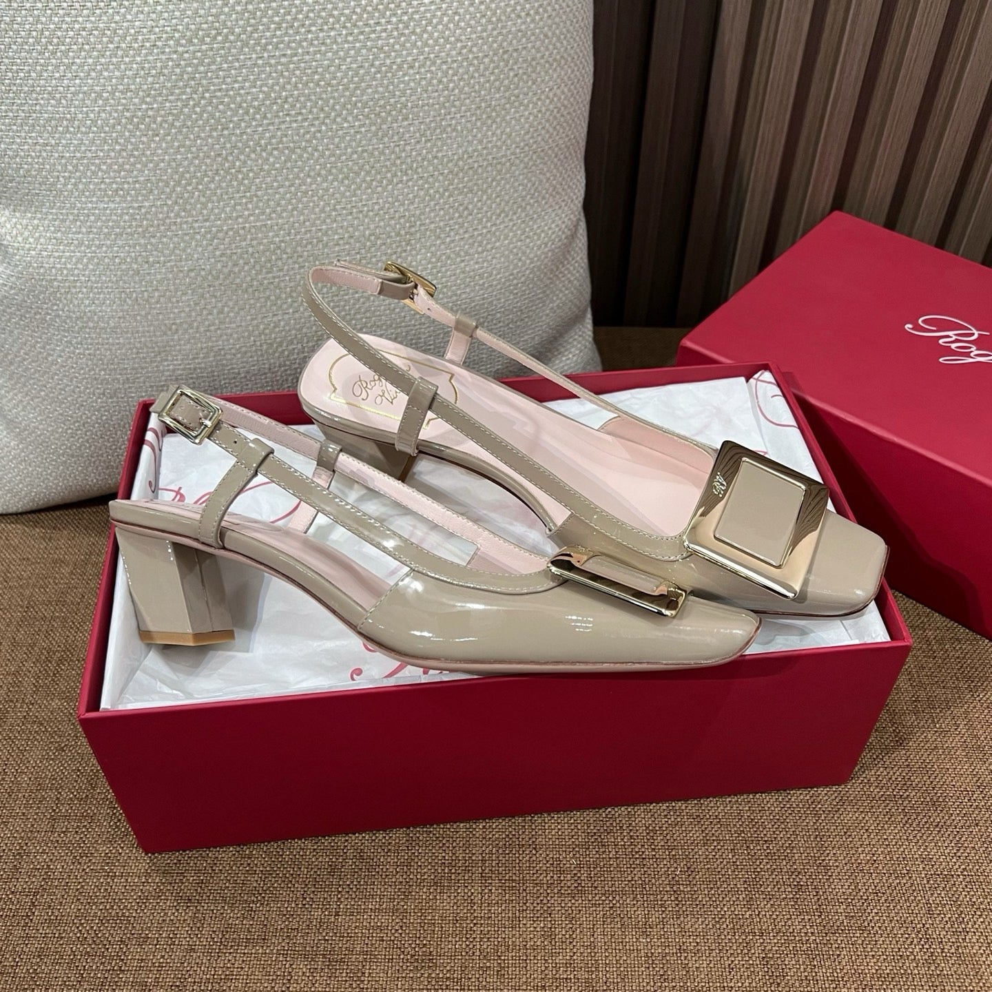 로저비비에 트럼펫 메탈 버클 슬링백 펌프스