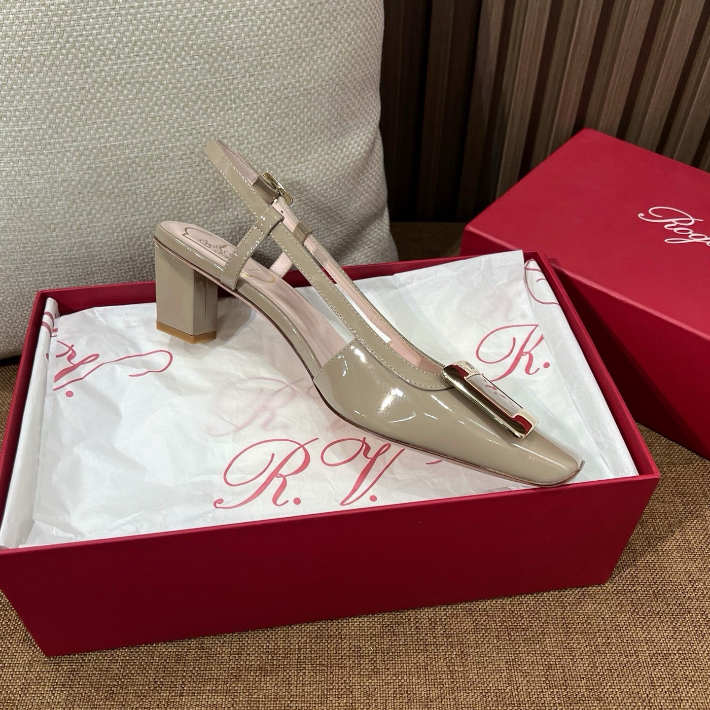 로저비비에 트럼펫 메탈 버클 슬링백 펌프스