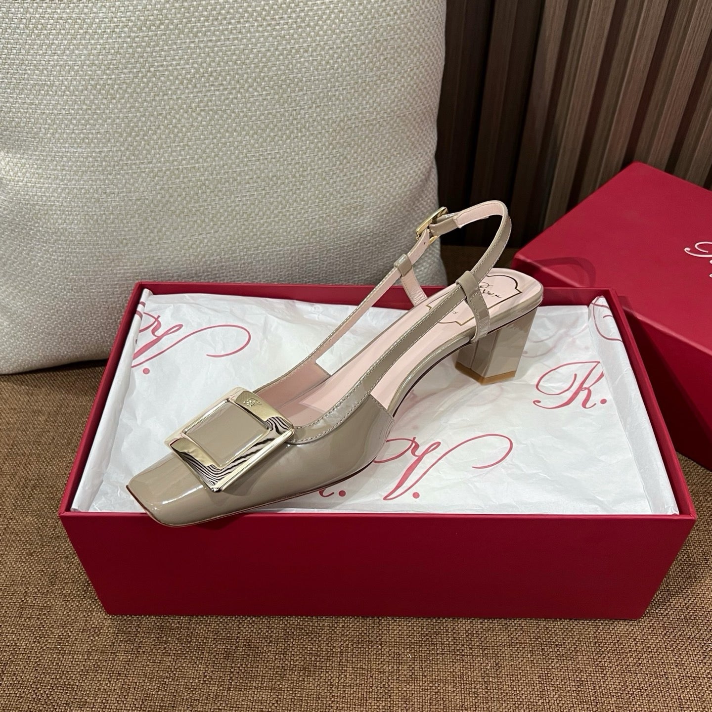 로저비비에 트럼펫 메탈 버클 슬링백 펌프스